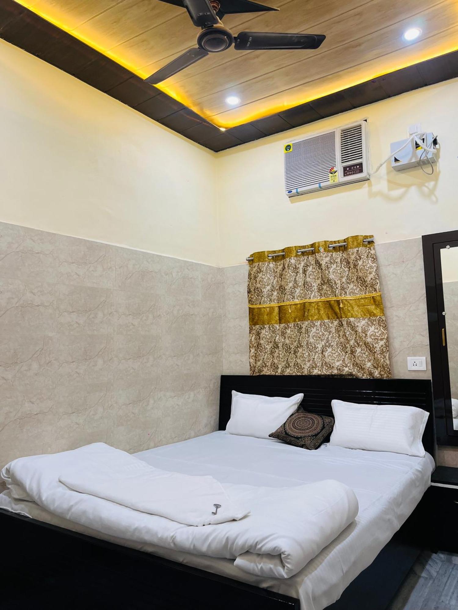 Saroja Paying Guest House พาราณสี ภายนอก รูปภาพ