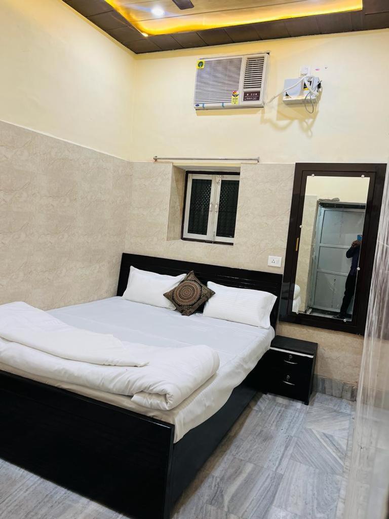 Saroja Paying Guest House พาราณสี ภายนอก รูปภาพ